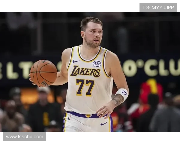 东契奇与里夫斯联手发威勇士油漆区内线防守漏洞显著