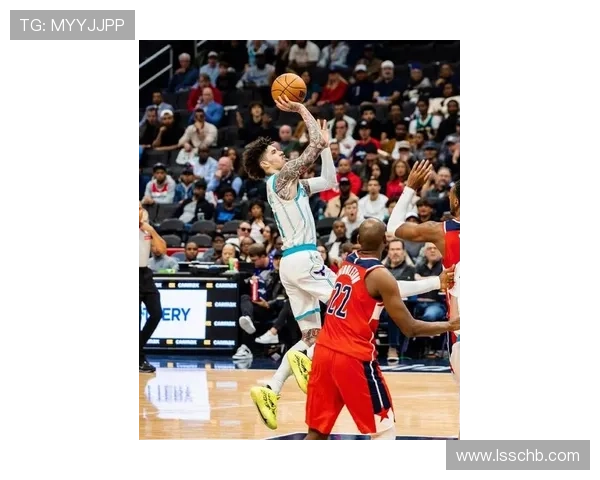 拉梅洛鲍尔表现平平19投6中三分球命中率低迷仍砍下20分5篮板8助攻